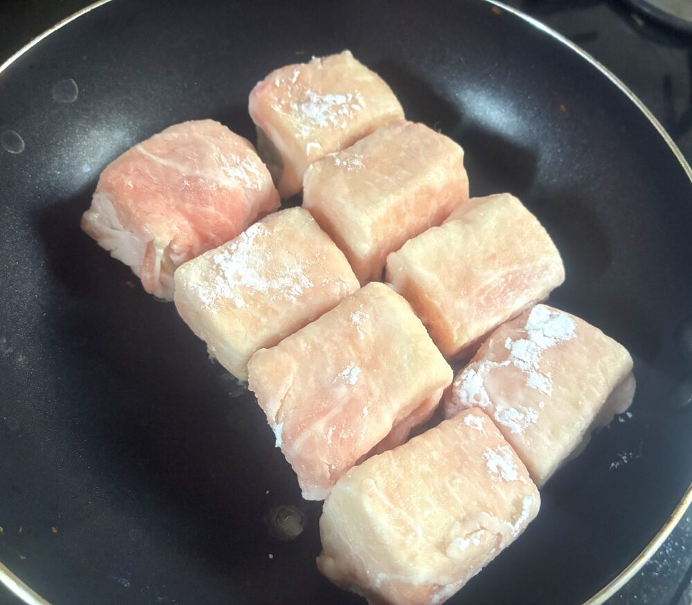 テフロン加工のフライパンに3を入れ、6面を均等に焼く。