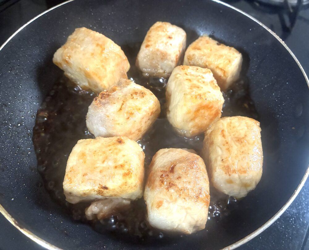 4に焼き目がついたら、弱火にして、みりん大さじ2、醤油大さじ1.5を入れて、全体にとろみがつくまで煮る。