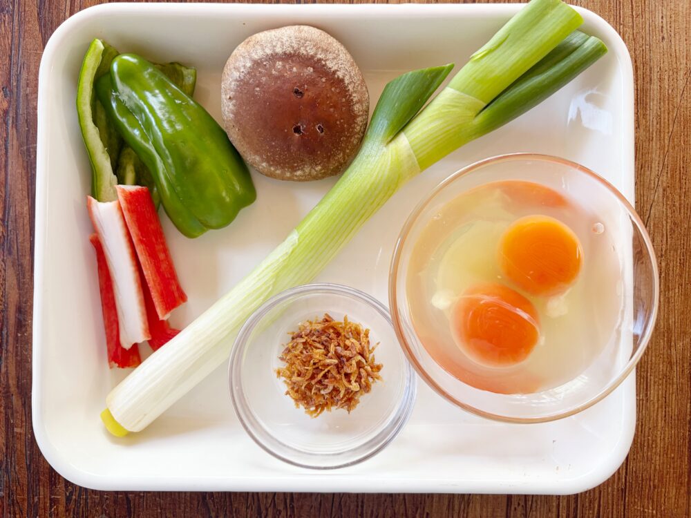 あんかけチャーハンの具を揃える。家の冷蔵庫にあるものでできる。火の通りが早いもの、色合い、味の出るものなど考えると良い。