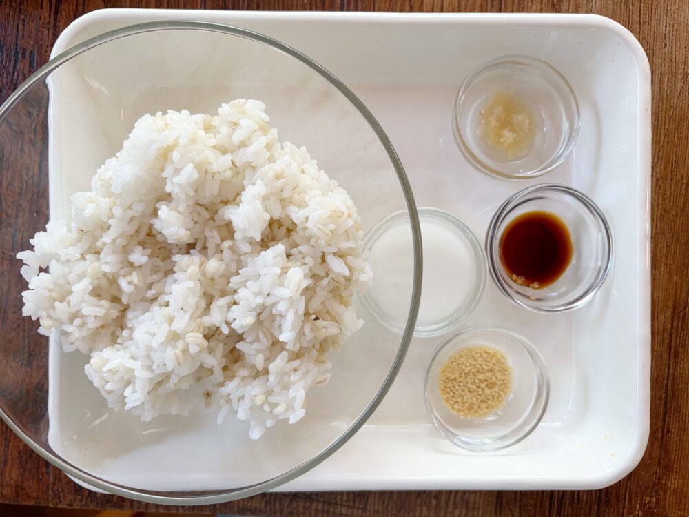 その他の材料はご飯、ガラスープの素、にんにくと生姜のみじん切り（すりおろしでも可）、水溶き片栗粉、醤油など。