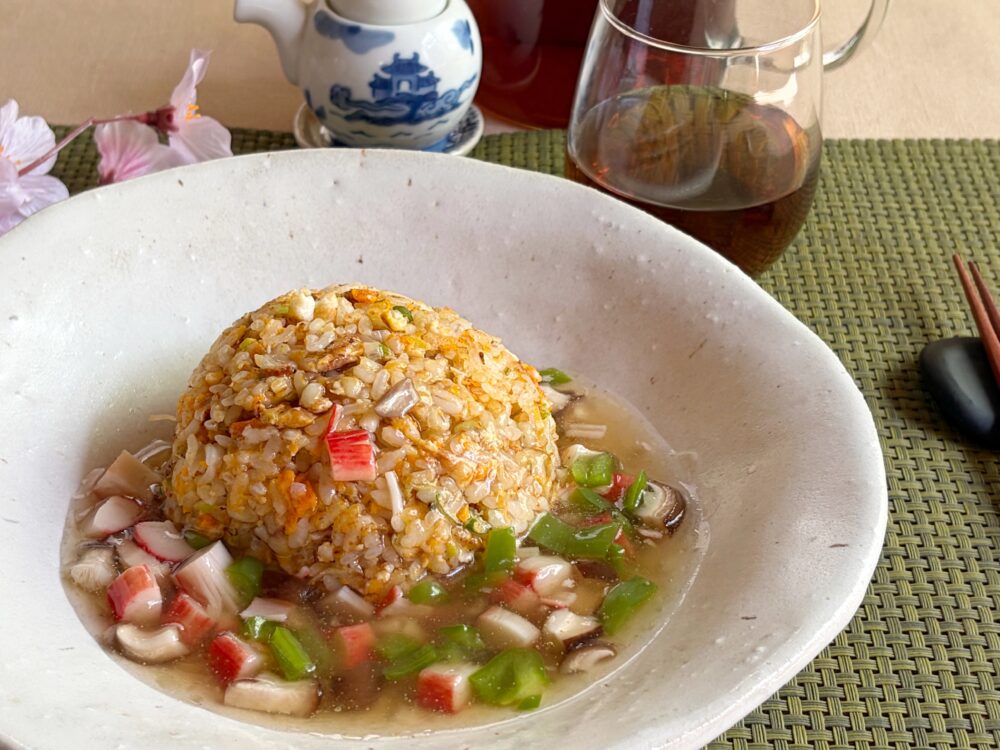 チャーハンのうえにあんかけをかけて仕上げる。