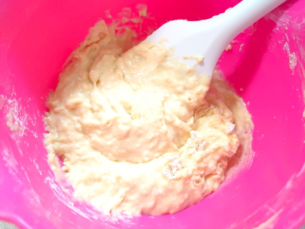 ボウルに、卵、豆乳、オリーブ油を入れて混ぜ合わせ、ホットケーキミックスを加えてざっくりと混ぜる。