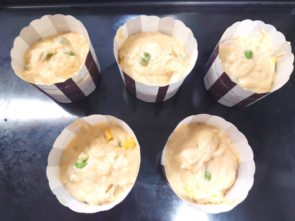 型に流し入れて、180度に予熱したオーブンで20分焼く。