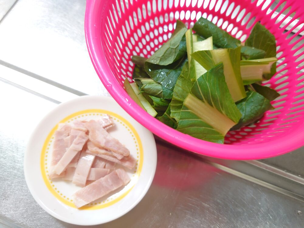 小松菜は3～4cm幅に切る。ハムorベーコンは1cm幅に切る。にんにくは刻む（おろしの場合はそのまま使用）。