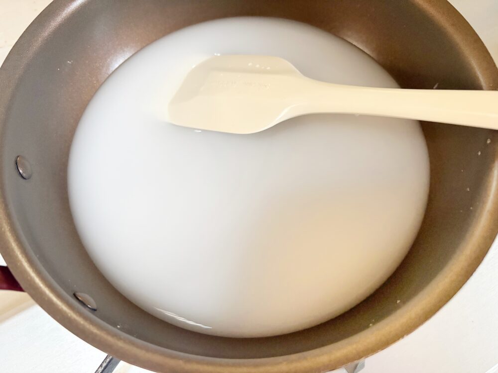 小さな鍋かフライパンに片栗粉と砂糖、水を入れてよく混ぜる。