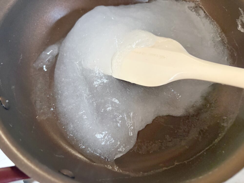 中火にかけてゆっくり混ぜていると下から固まってくるので白っぽくなるまで絶えず混ぜ続ける。