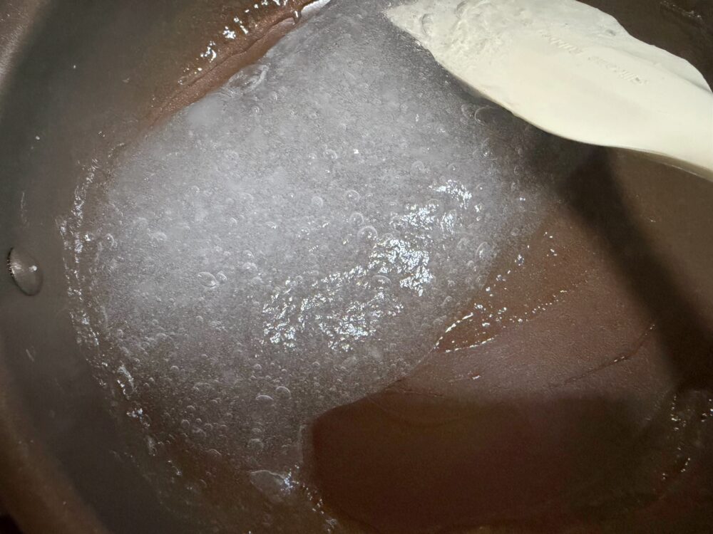 さらに練り続けると、透明になってくる。透明になったら火から下ろし、さらに30秒ほど練る。