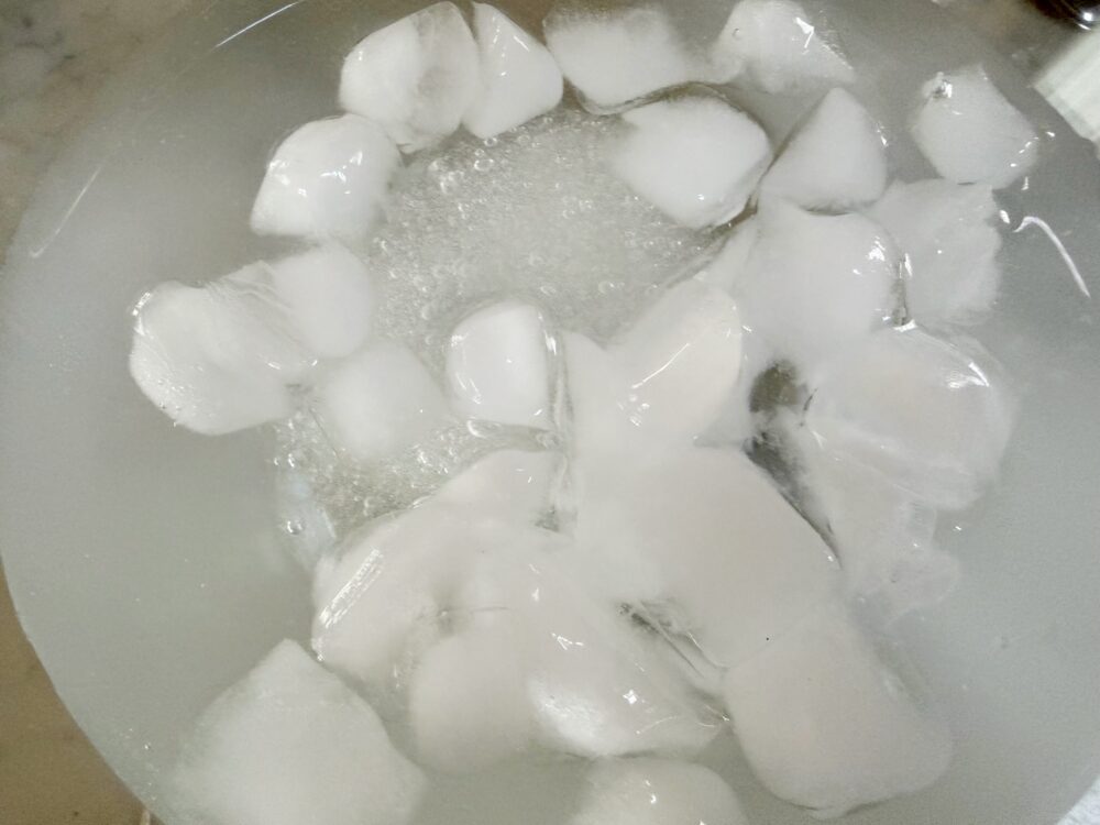 氷水を用意して、フライパンの中身をひと固まりごと一気に落とす。