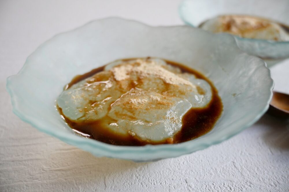 食べる直前に黒蜜をかける。