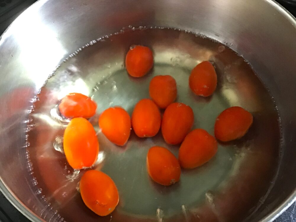 ミニトマトは、熱湯にサッと通す。