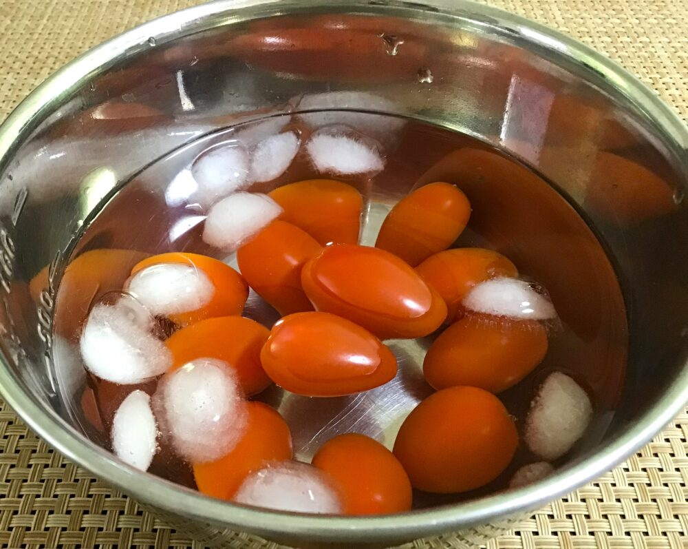 1をすぐに氷を入れた水に取り、水気を切ってから皮をむく。