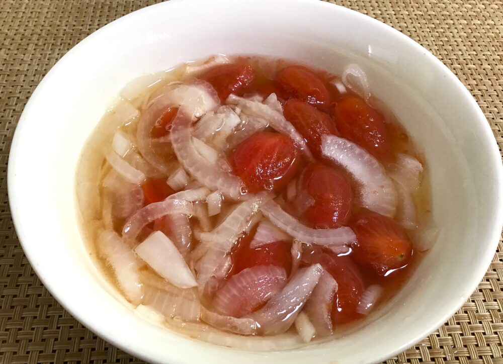 分量のはちみつ、果実酢、塩を入れてマリネ液を作る。