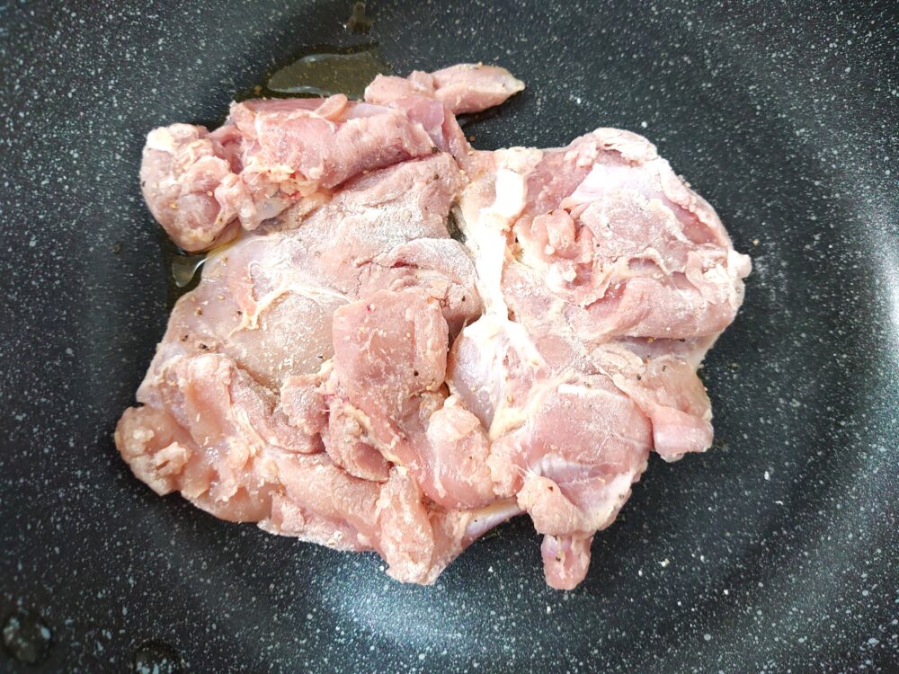 フライパンに油を熱し、鶏肉を焼く。焼き色がついたら裏返し、蓋をして3分ほど蒸し焼きにする。