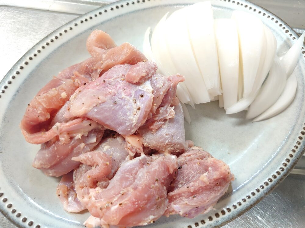 鶏肉は一口大に切る。塩こしょうをふり、小麦粉をまぶす。新玉ねぎはくし切りにする。