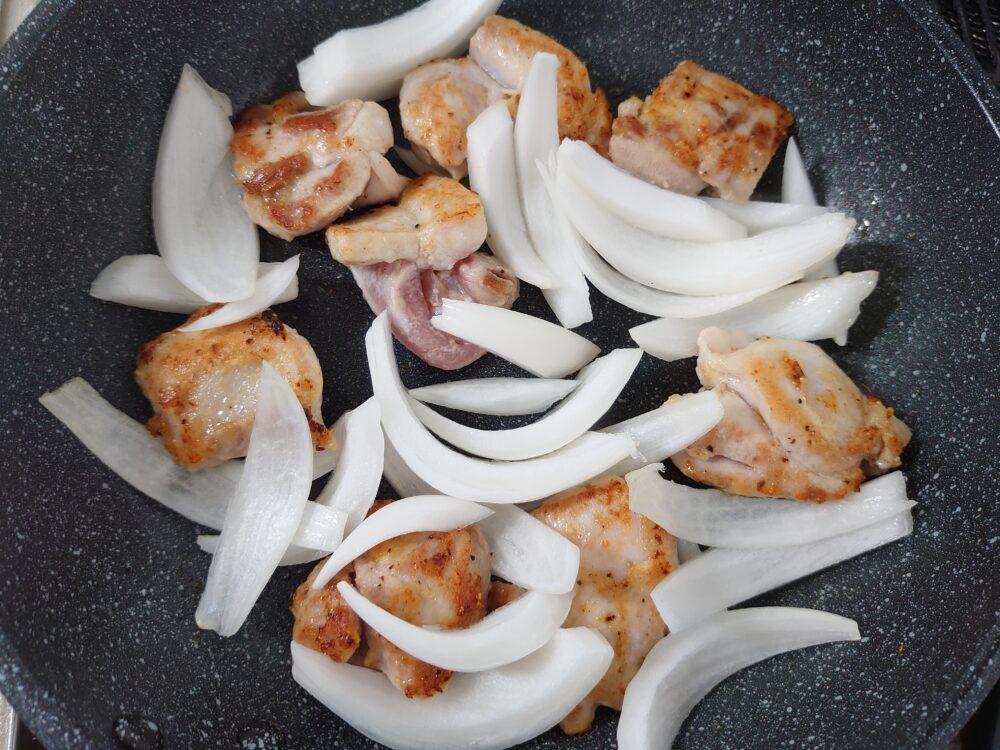 フライパンに油を熱し、鶏肉を焼く。片面が焼けたら裏返し、玉ねぎを加えて、一緒に炒める。