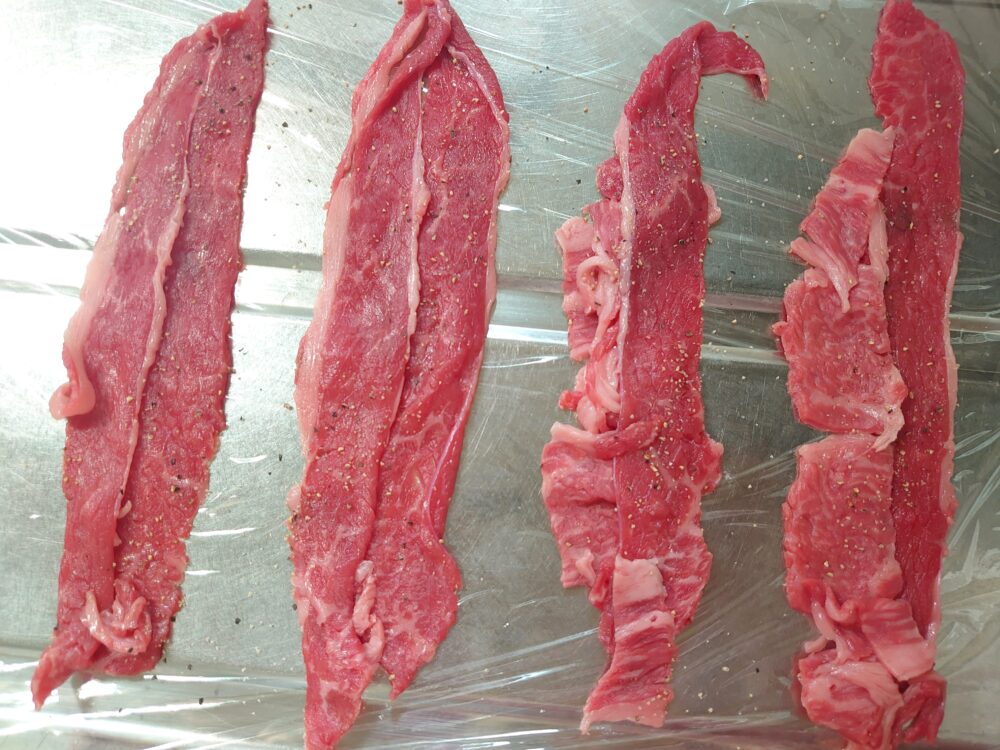 牛肉を広げて塩こしょうをふり、豆腐を巻く。