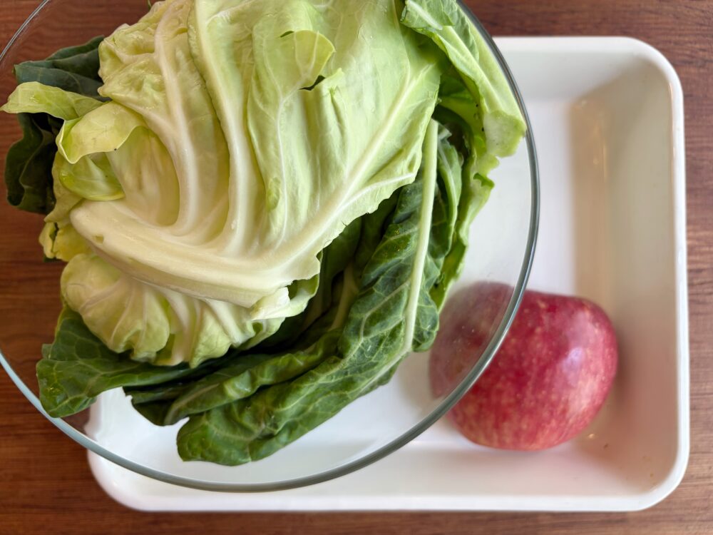 材料を揃える。キャベツはよく洗って水気を取り、りんごはへたと種を取っておく。