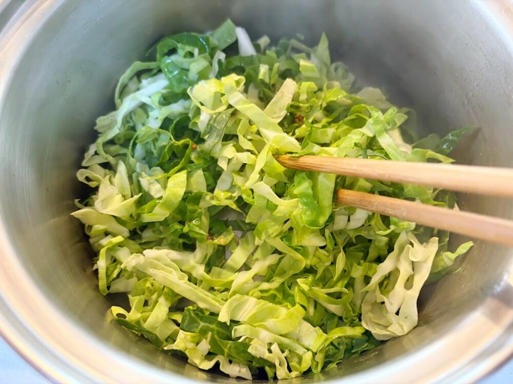 中火にかけてキャベツがしんなりするまで炒める。
