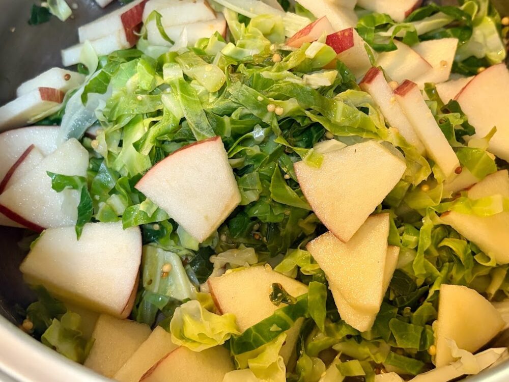 りんごを加えて蓋をしてキャベツが好みの固さになるまで蒸し煮する。