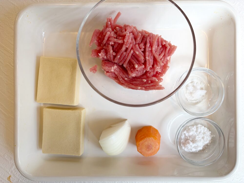 高野豆腐の肉詰めの材料を揃える。