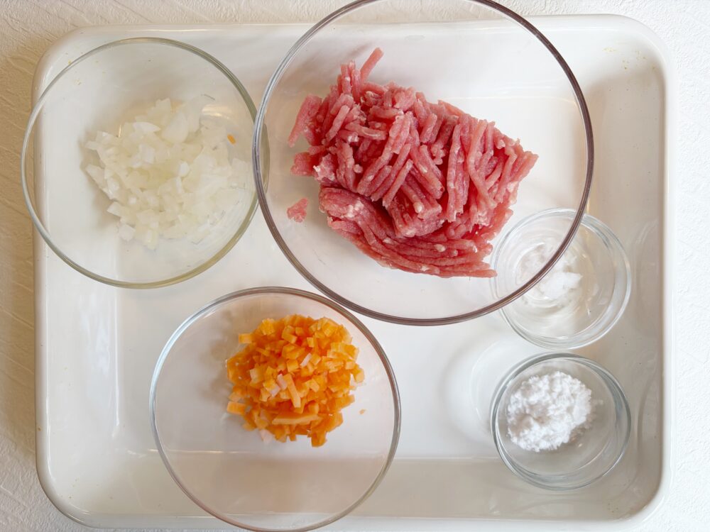 高野豆腐に詰めるひき肉だねに加えるにんじんと玉ねぎを小さく刻む。