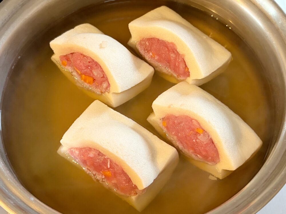 だし汁を煮立て、4を入れて中火で20分ほどゆっくり煮含める。