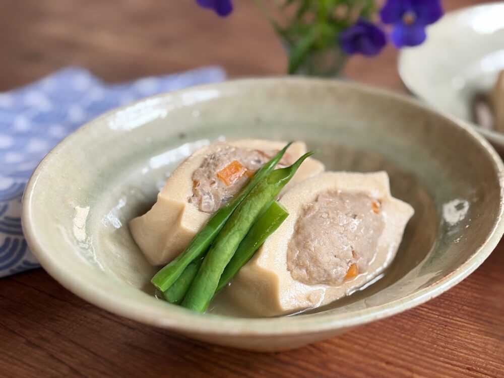 器に盛り付け、茹でたいんげんを飾る。