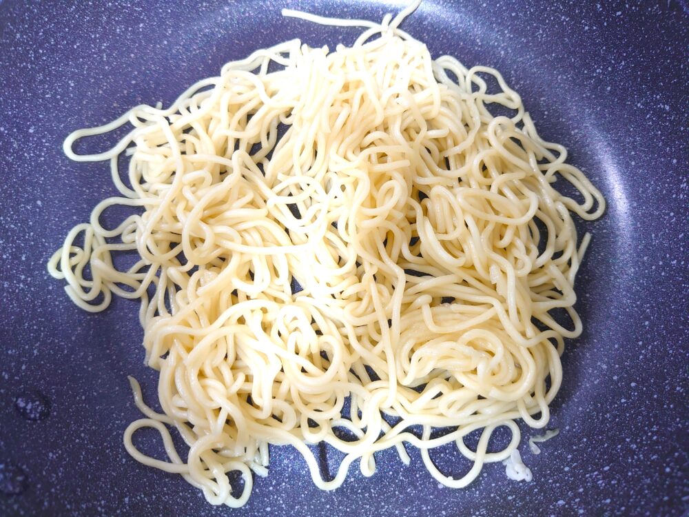 中華麺を器に入れてラップをし、レンジ600wで1分加熱する（1パックにつき）。