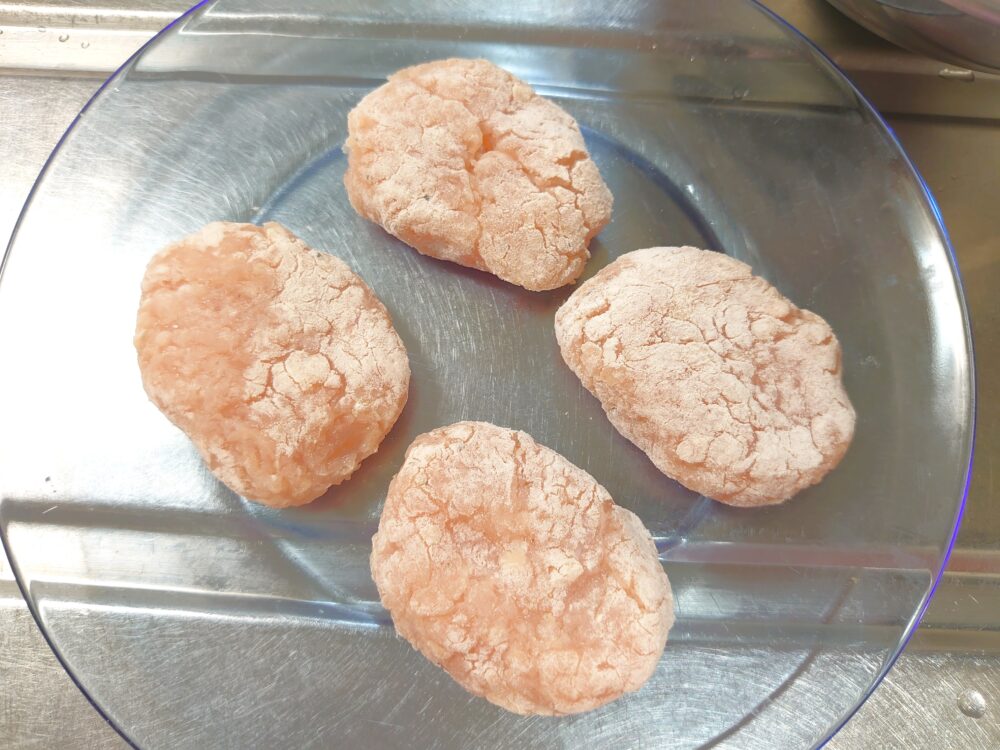 鶏ひき肉に塩こしょうを振って混ぜ、4等分にする。両手で押し潰すようにして、平らにする。表面に小麦粉or米粉をまぶす。