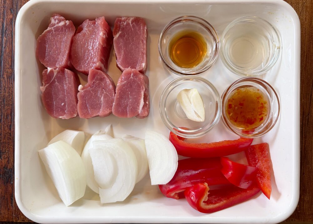 豚ヒレ肉は1.5cmの厚さに切り分ける。玉ねぎは1cmの厚さに切り、パプリカは食べやすい大きさに切る。調味料を計っておく。