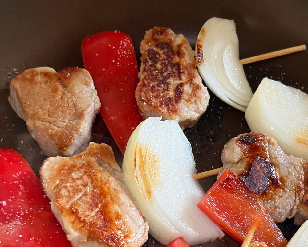 くっつかない加工のフライパンで中火で表面をこんがりと焼く。