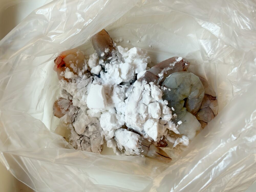 ビニール袋にえびと片栗粉を入れ、軽く振って片栗粉をまんべんなく薄くまぶす。
