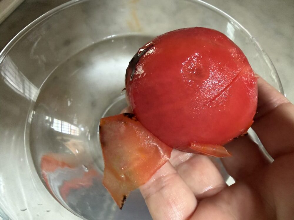 水に取ってスルリと皮を剥く。