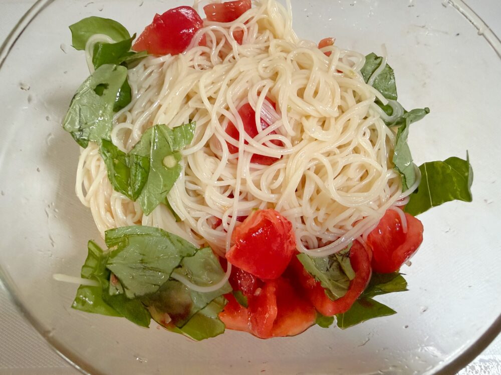 水気を切ったそうめんを和える。