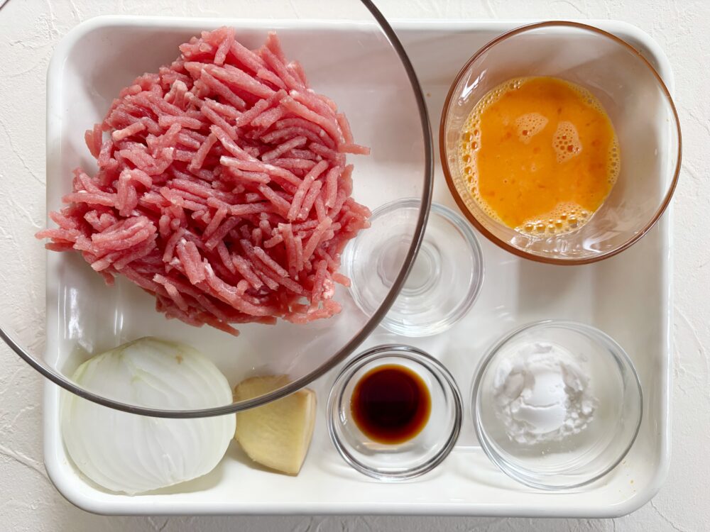 肉団子の材料を揃える。