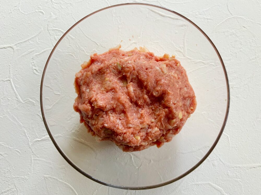 肉団子の材料をあわせてこねる。
