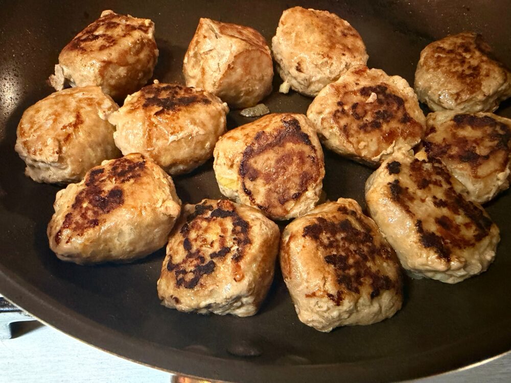 全面に焼き色がついたら水大さじ1（分量外）を入れ、蓋をして中まで火を通す。火が通ったら、一度肉団子を取り出す。