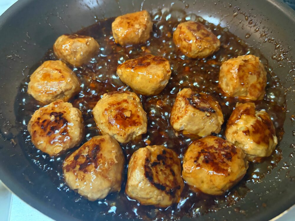 すぐにとろみがつくので、肉団子を返し入れ、強火であおりながらタレを絡める。