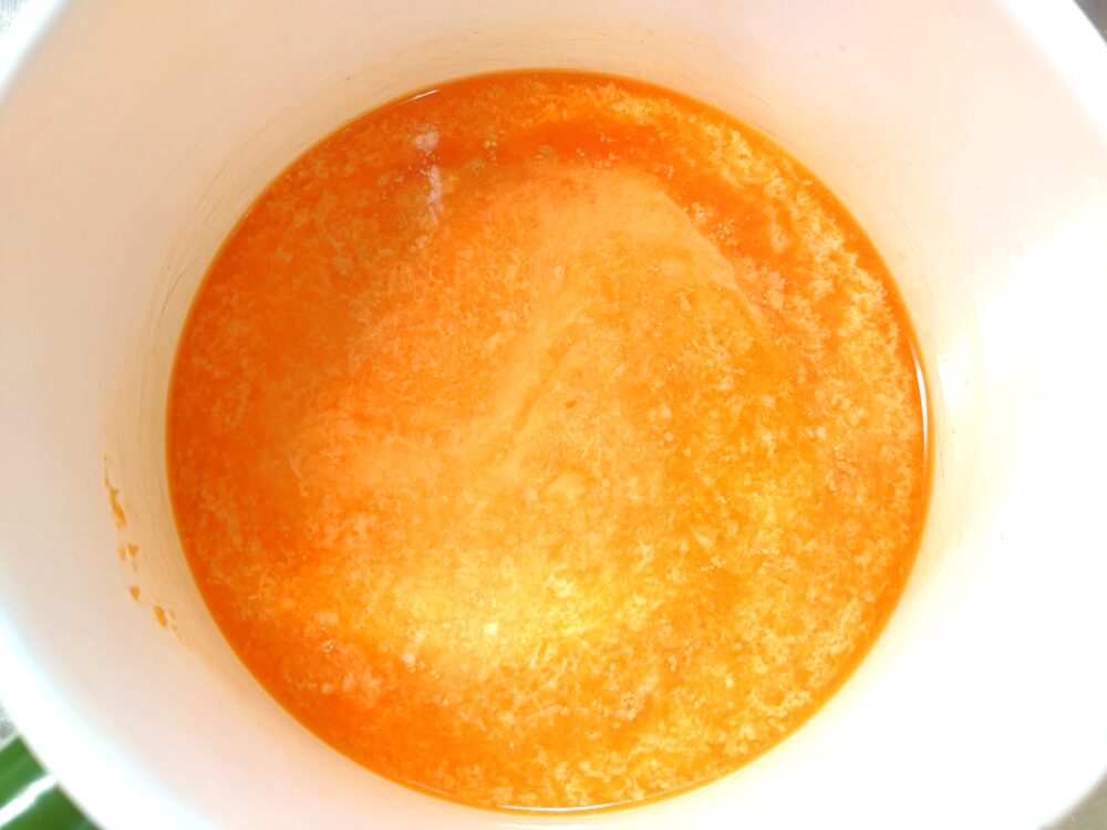 鍋に、にんじんジュース、豆乳、コンソメを入れて火にかける。塩こしょうで味を調える。