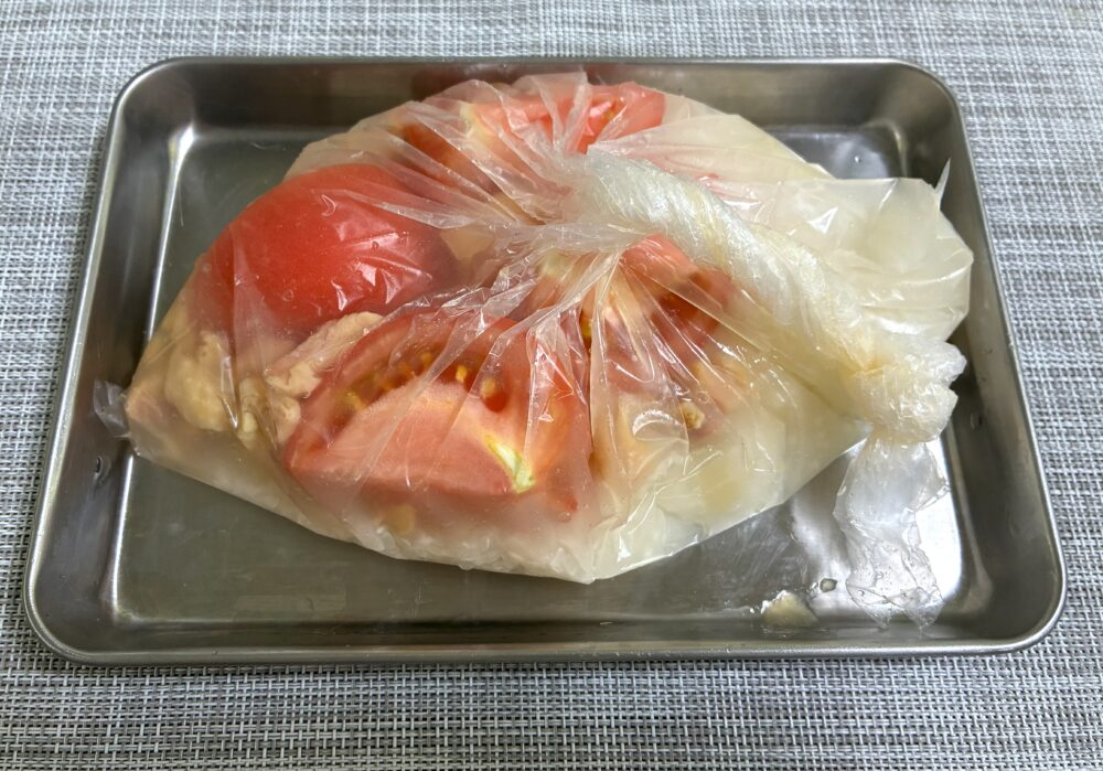 湯煎可能の袋に米1合、焼き鳥缶1缶、1のトマトと分量の水を入れる。
できるだけ中の空気を抜き、袋の口を縛る。