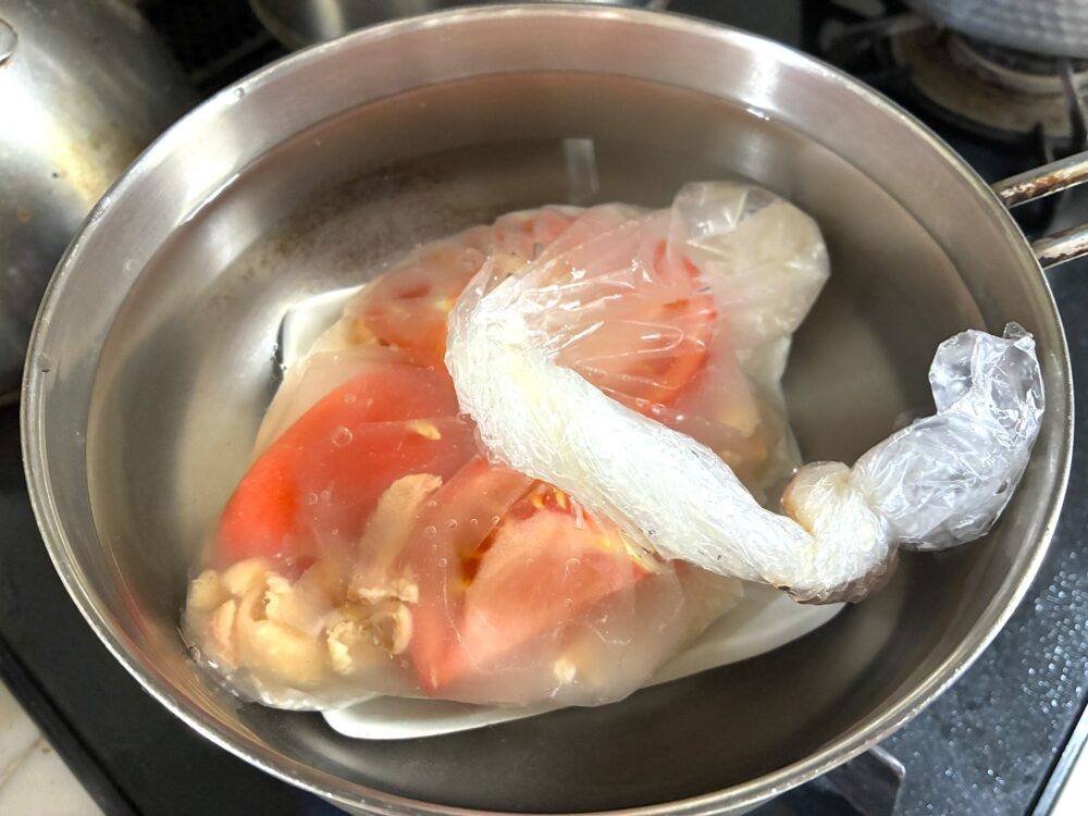 鍋の下に陶器の皿を敷き、その上に2を入れて30分ほど湯煎する。