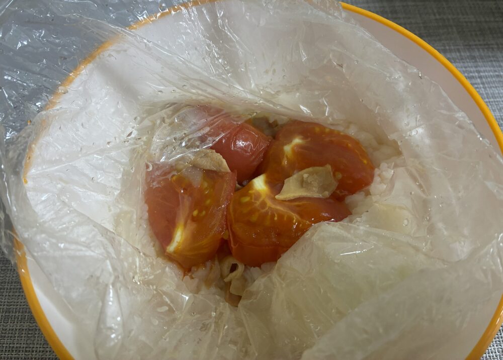 出来上がったら、袋をボウルなどに入れてから開封し、トマトの皮を取り除いて、よく混ぜ合わせる。