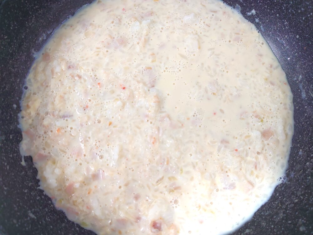 3に豆乳、ご飯、Aを加えて混ぜ合わせ、弱火で5分ほど加熱する。