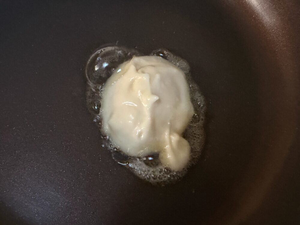冷たいフライパンにマヨネーズを入れて火をつける。