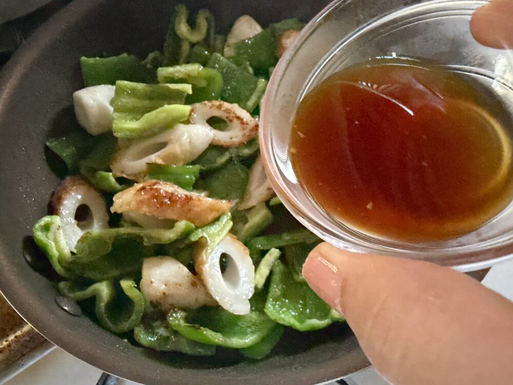 好みの炒め具合になったら、ポン酢を入れてさっと炒めて仕上げる。
