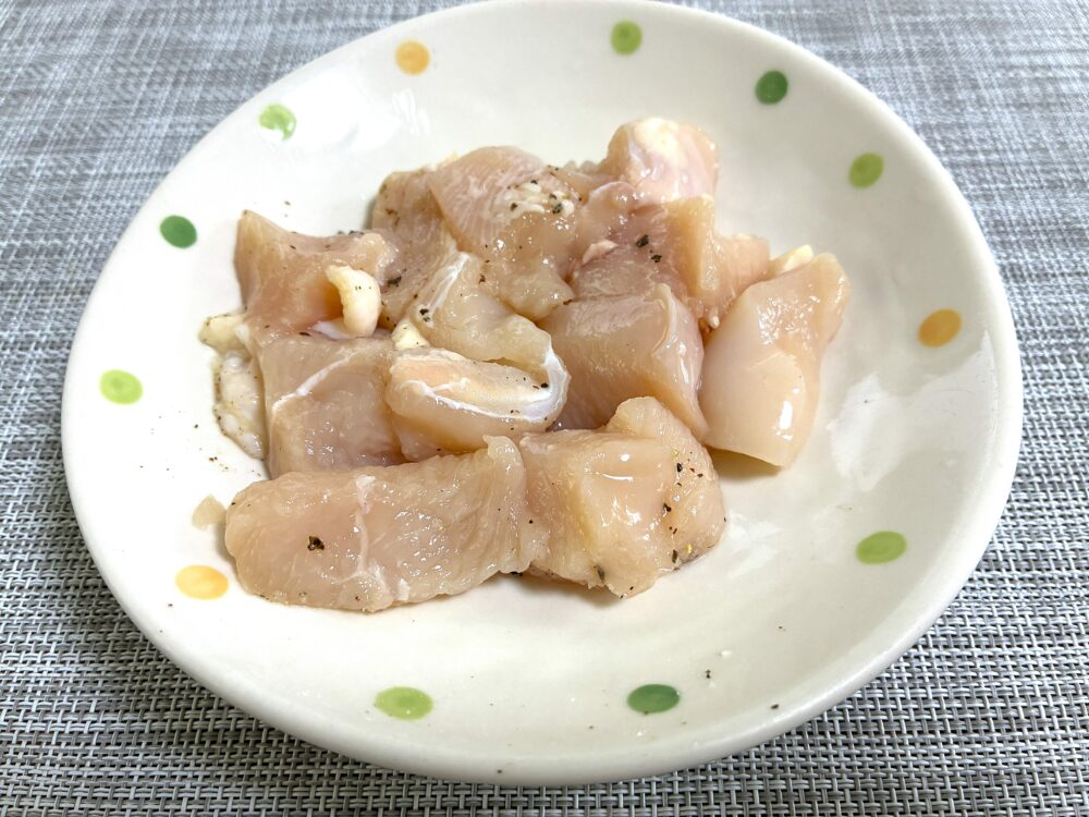 鶏むね肉を大きめの一口サイズに切り、塩、こしょう、酒を振りかけ、手で揉むように馴染ませる。
