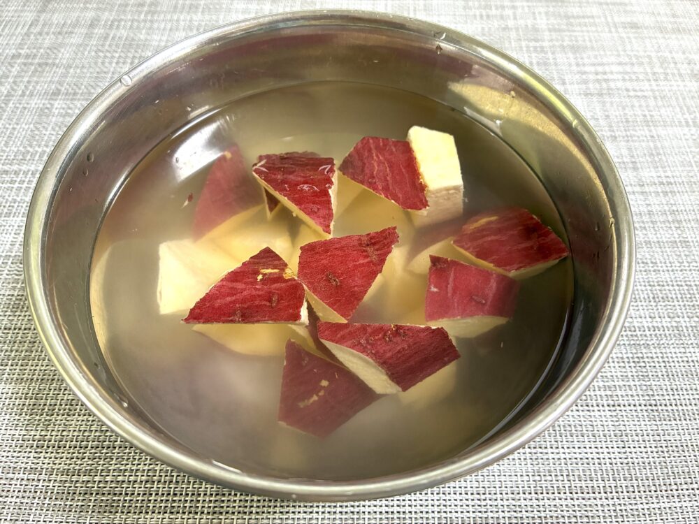 さつまいもは、皮を残したまま乱切りにし、水にさらしてから茹でる。