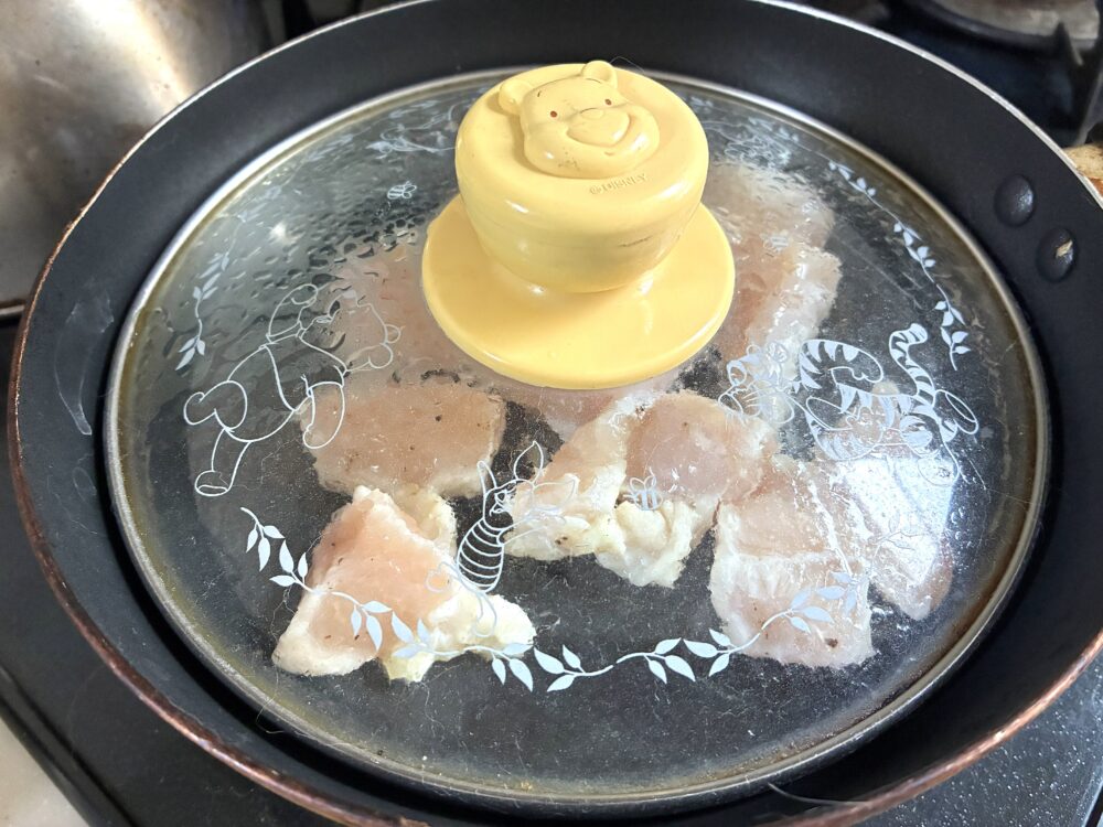 テフロン加工のフライパンに1を入れ、蓋をして、蒸し焼きにして火を通す。