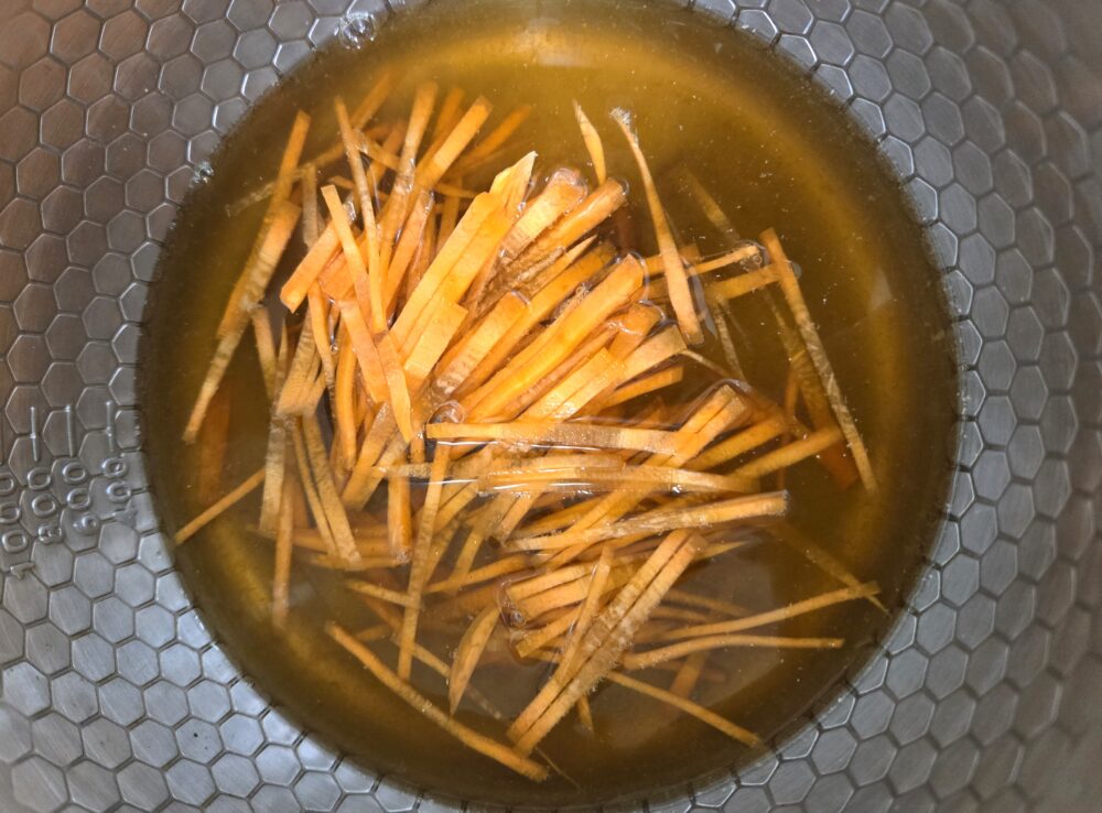鍋にA、にんじんを入れて、3分ほど煮る。