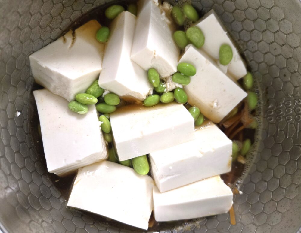 2に豆腐、枝豆を加えて2～3分ほど煮る。